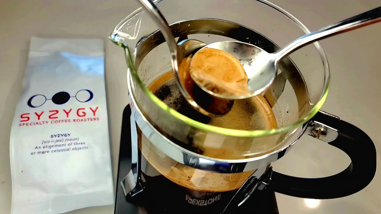 Café reposando en la prensa francesa